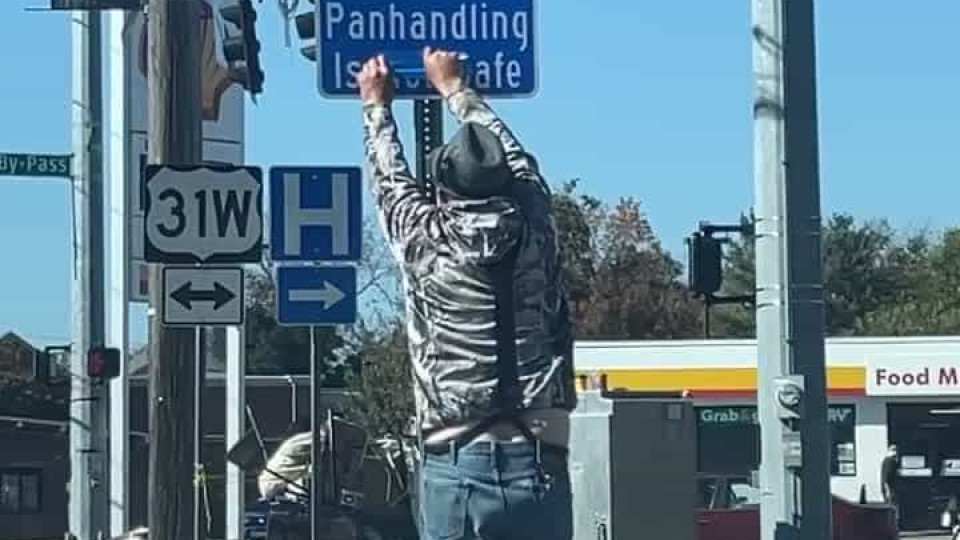Panhandler Corrects Sign In Front Of Police - Buzz Videos